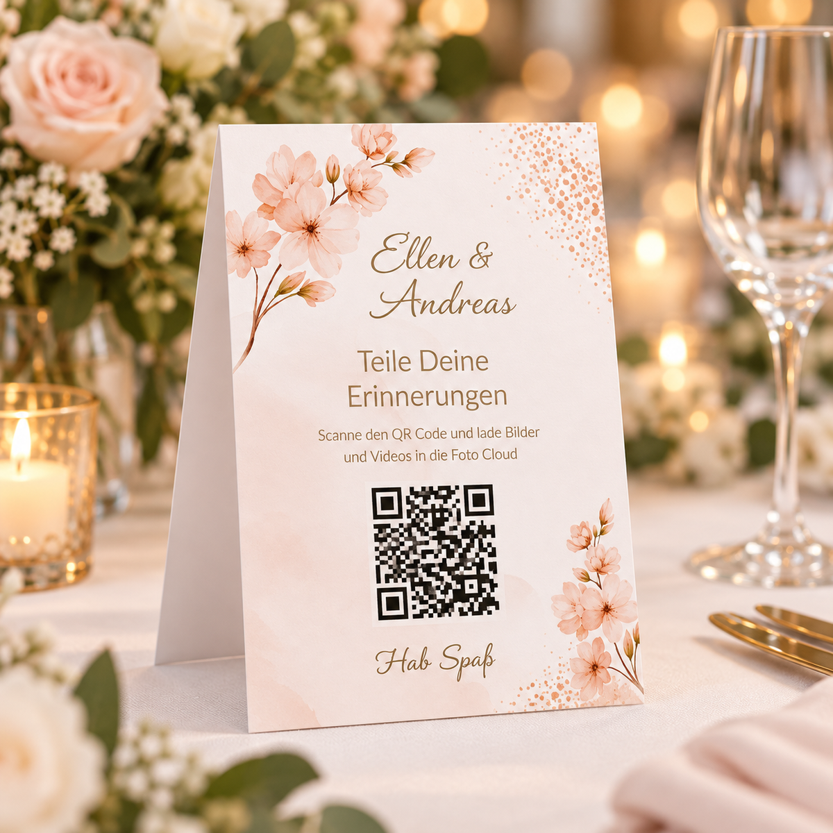 Personalisierte QR-Code Tischkarte für Hochzeitsfotos auf gedecktem Hochzeitstisch